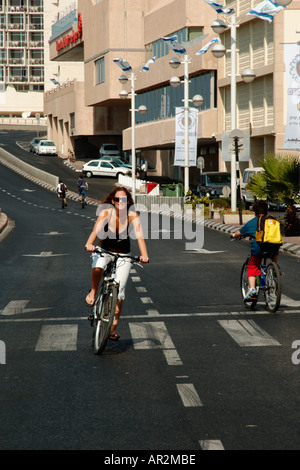 Israël Tel Aviv, Rue Herbet Samuel les cyclistes dans la rue vide de voitures pendant Yom Kippour, Octobre 2005 Banque D'Images