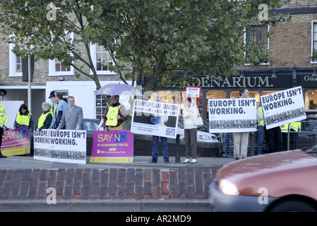 Démonstration de l'UKIP en dehors de l'UE conférence à Hampton Court Palace 2005 Banque D'Images