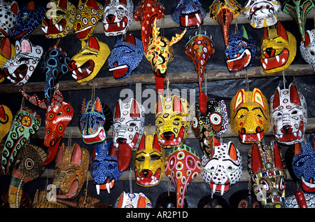 Masques d'animaux en bois peint marché à Chichicastenango, Guatemala, Amérique centrale. Banque D'Images