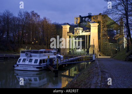 Musée Industriel ascenseur à bateaux Henrichenburg avec navire à passagers dans le crépuscule, l'Allemagne, en Rhénanie du Nord-Westphalie, Ruhr, Waltrop Banque D'Images