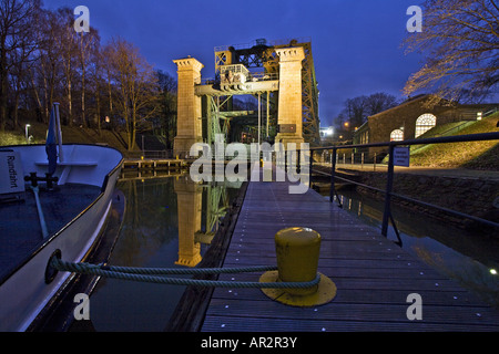 Musée Industriel ascenseur à bateaux Henrichenburg avec navire à passagers dans le crépuscule, l'Allemagne, en Rhénanie du Nord-Westphalie, Ruhr, Waltrop Banque D'Images