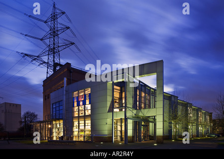 Sous-station de transformation de l'énergie électrique à Recklinghausen dans twighlight, musée de l'électricité et de la vie, l'Allemagne, l'Amérique du Rhine-Wes Banque D'Images
