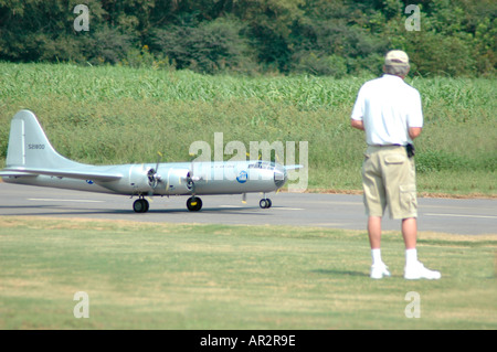 B 29 20 pied d'envergure avec Bell X 1 missile sur Warbird voler dans pour les modèles en Géorgie AUX ETATS UNIS Amérique pour les amateurs du vol Banque D'Images