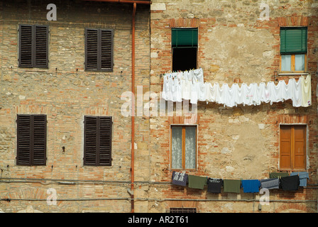 Colle di Val d Elsa de lavage fenêtre ouverte d'appartement dans la vieille ville toscane italie Europe de l'UE Banque D'Images