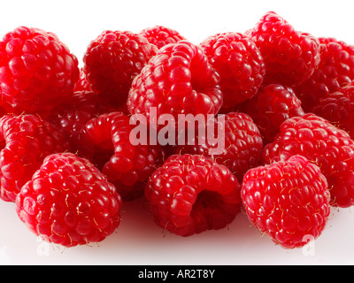 Pile de framboises sur un fond blanc Banque D'Images