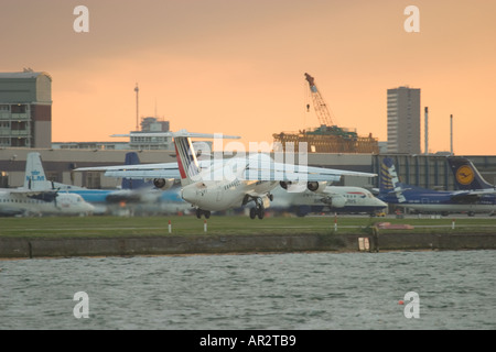 Avion qui décolle de l'aéroport de London City, UK Banque D'Images