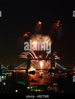 Plus d'artifice Londres Tower Bridge, River Thames, Angleterre, Grande-Bretagne, Royaume-Uni Banque D'Images