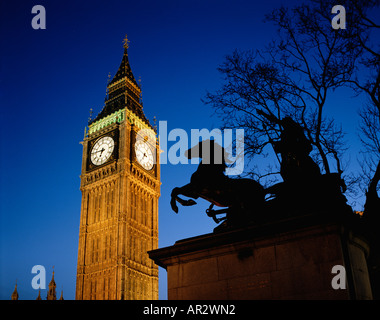 Big Ben clock illuminée la nuit, avec la Statue de Boadicea silhouetté sur le remblai à Westminster, en Angleterre, Royaume-Uni, UK, FR Banque D'Images