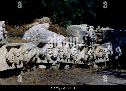 Masque de marbre romain et frise de guirlande du Portique de Tibère, site archéologique d'Aphrodisias à Geyre, province de Aydın, Turquie. Banque D'Images