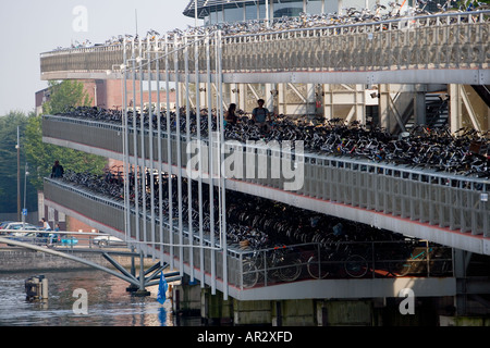 AMSTERDAM HOLLAND BIKE PARK de plusieurs étages À PROXIMITÉ DE LA GARE FERROVIAIRE CENTRALE Banque D'Images