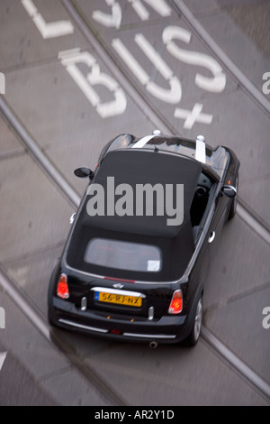 Hollande AMSTERDAM VUE AÉRIENNE DE CABRIOLET MINI NOIR EN VOIE DE BUS ET DE TRAMWAY Banque D'Images