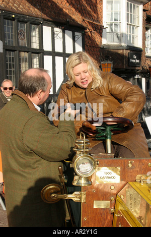 1901 Darracq (Buttercup) Reg. No AK 136 Miss Rosie Battye. No.205 d'être interviewé dans le paddock à Brawley Banque D'Images