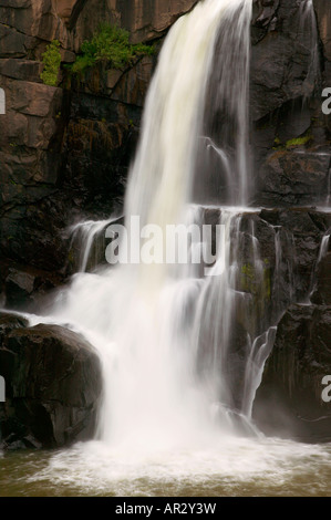 High Falls de la rivière Pigeon, Grand Portage State Park, Minnesota USA Banque D'Images