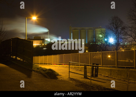 Vue depuis le 'Avenue' road à Bury St Edmunds, Suffolk, UK dans la nuit avec la fabrique de sucre en arrière-plan au Royaume-Uni Banque D'Images