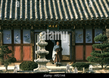 Moine dans Haein-sa monastère UNESCO world heritage, Haein-sa, Kayasan National Park en Corée du Sud, Asie Banque D'Images