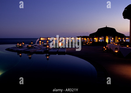 Un crépuscule lilas plus de lavages de la piscine à débordement et la salle à manger exclusive du Mexique Las Ventanas al Paraiso resort Banque D'Images