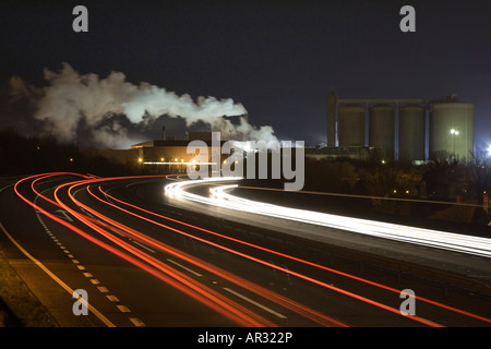 La route A14 à Bury St Edmunds dans la nuit avec la fabrique de sucre en arrière-plan au Royaume-Uni Banque D'Images