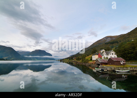 Tôt le matin jusqu'à Skei surplombant le lac Jolster Jolstravatnet Sogn og Fjordane Norvège Europe Ouest Fjordland Banque D'Images