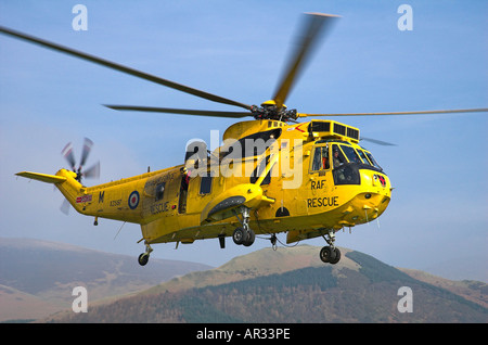 Royal Air Force Recherche et sauvetage hélicoptère Sea King, décoller de Hope Park, Keswick, Lake District, Cumbria. Banque D'Images