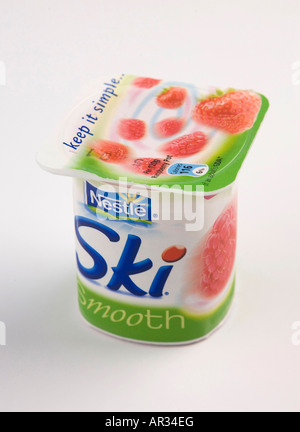 Pot de yaourt à la framboise Ski Nestlé Banque D'Images