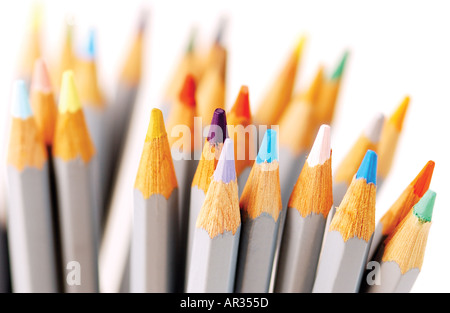 Gros plan des crayons de couleur crayon sur fond blanc Banque D'Images