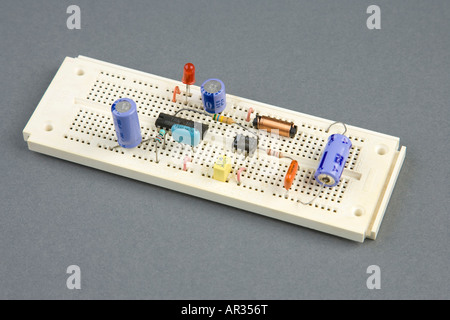 Carte électronique expérimentale prototype breadboard / Banque D'Images