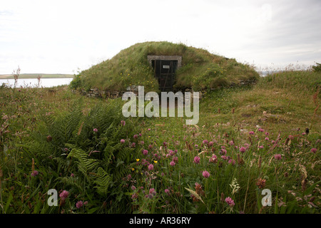 Le Taversoe Tuick chambré néolithique cairn près de Orkney Ecosse Trumland Rousay UK Banque D'Images