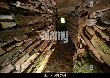 La chambre de liaison à l'Taversoe Tuick chambré néolithique cairn près de Orkney Ecosse Trumland Rousay UK Banque D'Images