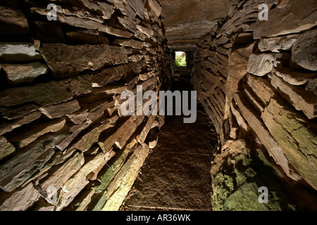 La chambre de liaison à l'Taversoe Tuick chambré néolithique cairn près de Orkney Ecosse Trumland Rousay UK Banque D'Images