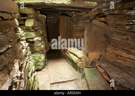 Le Taversoe Tuick chambré néolithique cairn niveau supérieur près de Orkney Ecosse Trumland Rousay UK Banque D'Images