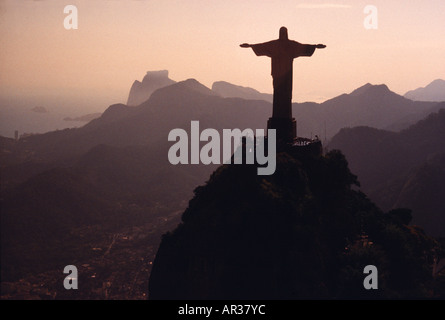 Vue aérienne de la statue du Corcovado au coucher du soleil, Rio de Janeiro, Brésil, Amérique du Sud, Amérique Latine Banque D'Images