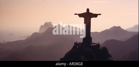 Vue aérienne de la statue du Corcovado au coucher du soleil, Rio de Janeiro, Brésil, Amérique du Sud, Amérique Latine Banque D'Images