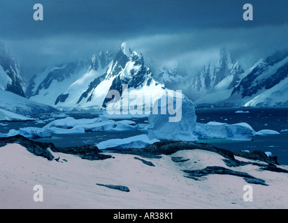 Rose des neiges provoquées par des bactéries en face de montagnes couvertes de neige, la Terre de Graham, Péninsule Antarctique Antarctique Banque D'Images