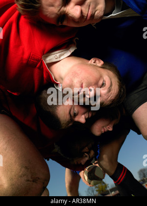 Les joueurs dans une mêlée de Rugby Banque D'Images