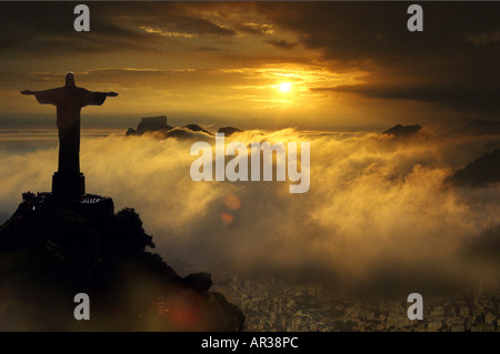 Vue aérienne de la statue du Corcovado au coucher du soleil, Rio de Janeiro, Brésil, Amérique du Sud, Amérique Latine Banque D'Images