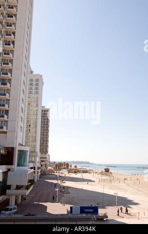 L'hôtel Tel Aviv Israël et la bande de plage avec l'hôtel Sheraton Hotel Moria en premier plan Banque D'Images