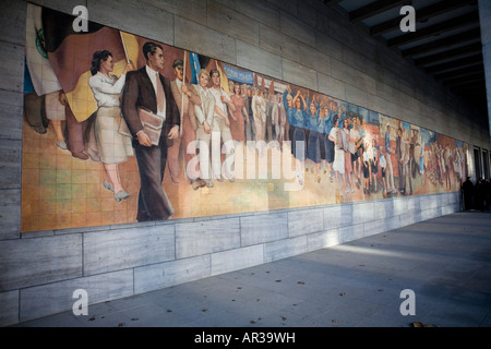 Le GDR-ère Max Lingner fresque vantant le socialisme sur les murs de l'ancien bâtiment du Ministère de l'air, Berlin, Allemagne. Banque D'Images