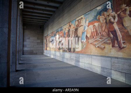 Le GDR-ère Max Lingner fresque vantant le socialisme sur les murs de l'ancien bâtiment du Ministère de l'air, Berlin, Allemagne. Banque D'Images