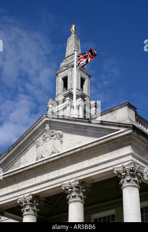 Tour centrale de Leeds Civic hall garni de chouette doré haut de portique avec des colonnes visibles Banque D'Images