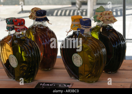 Des rangées de bouteilles de spécialiste français des huiles et vinaigre sur stand dans des bouteilles Banque D'Images