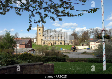 Église paroissiale de Rothwell Leeds prises à partir de la Croix et des stocks de beurre Maypole en premier plan Banque D'Images