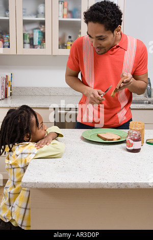 Père et fils dans la cuisine Banque D'Images