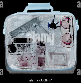 La sécurité de l'aéroport simulé xray montrant un porte-documents contenant un Smith et Wesson 9mm pistolet Banque D'Images