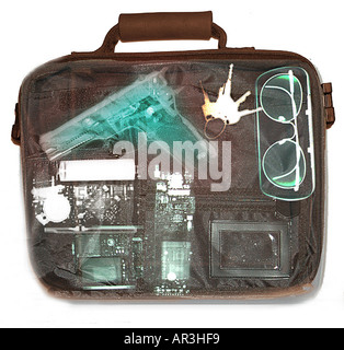 La sécurité de l'aéroport simulé xray montrant un porte-documents contenant un Smith et Wesson 9mm pistolet Banque D'Images
