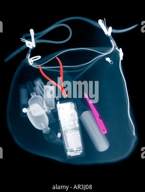 Xray d'un sac à main de femme montrant plusieurs éléments qui ne sont pas autorisés à être transportés à bord d'un aéronef après le terroriste 911 Banque D'Images