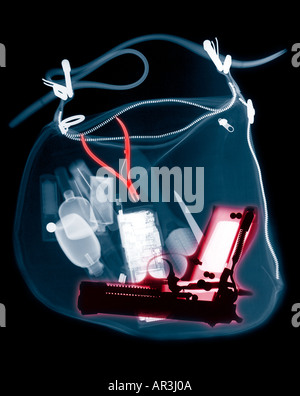 Xray d'un sac à main de femme montrant plusieurs éléments qui ne sont pas autorisés à être transportés à bord d'un aéronef après le terroriste 911 Banque D'Images