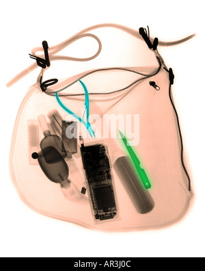 Xray d'un sac à main de femme montrant plusieurs éléments qui ne sont pas autorisés à être transportés à bord d'un aéronef après le terroriste 911 Banque D'Images