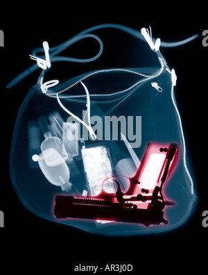 Xray d'un sac à main femme montrant plusieurs éléments qui ne sont pas autorisés à être transportés à bord d'un aéronef après le terroriste 911 Banque D'Images
