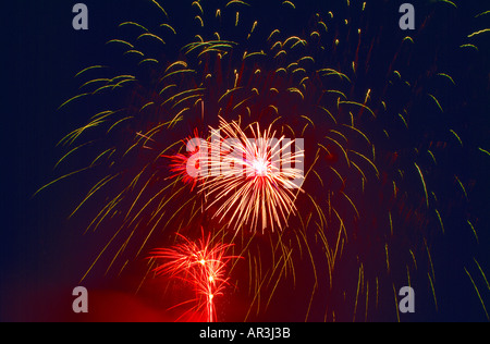 Feu d'artifice à la nuit Guy Fawkes 5th de novembre commémoration annuelle de l'échec du tracé Gunpoder en 1605 Surrey Angleterre Banque D'Images