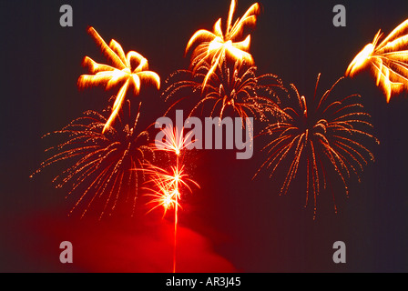 Feu d'artifice à la nuit Guy Fawkes 5th de novembre commémoration annuelle de l'échec du tracé Gunpoder en 1605 Surrey Angleterre Banque D'Images